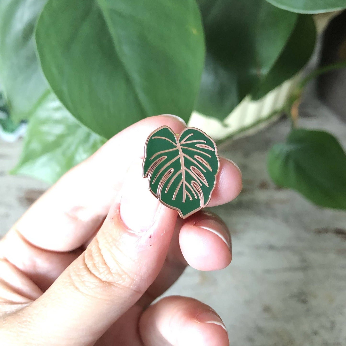 Pin's émaillé - FEUILLE MONSTERA DELICIOSA